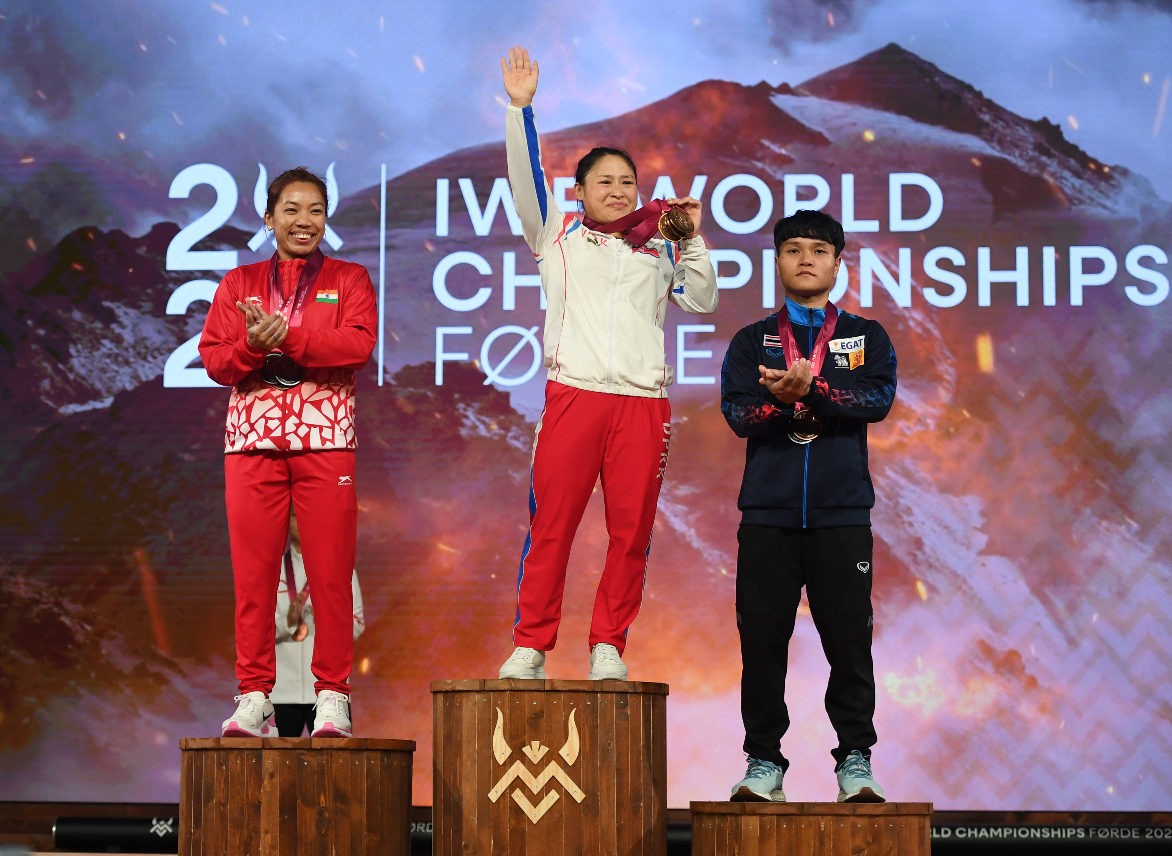 包含运动员们在比赛中发挥出色，获得了教练和观众的一致好评的词条