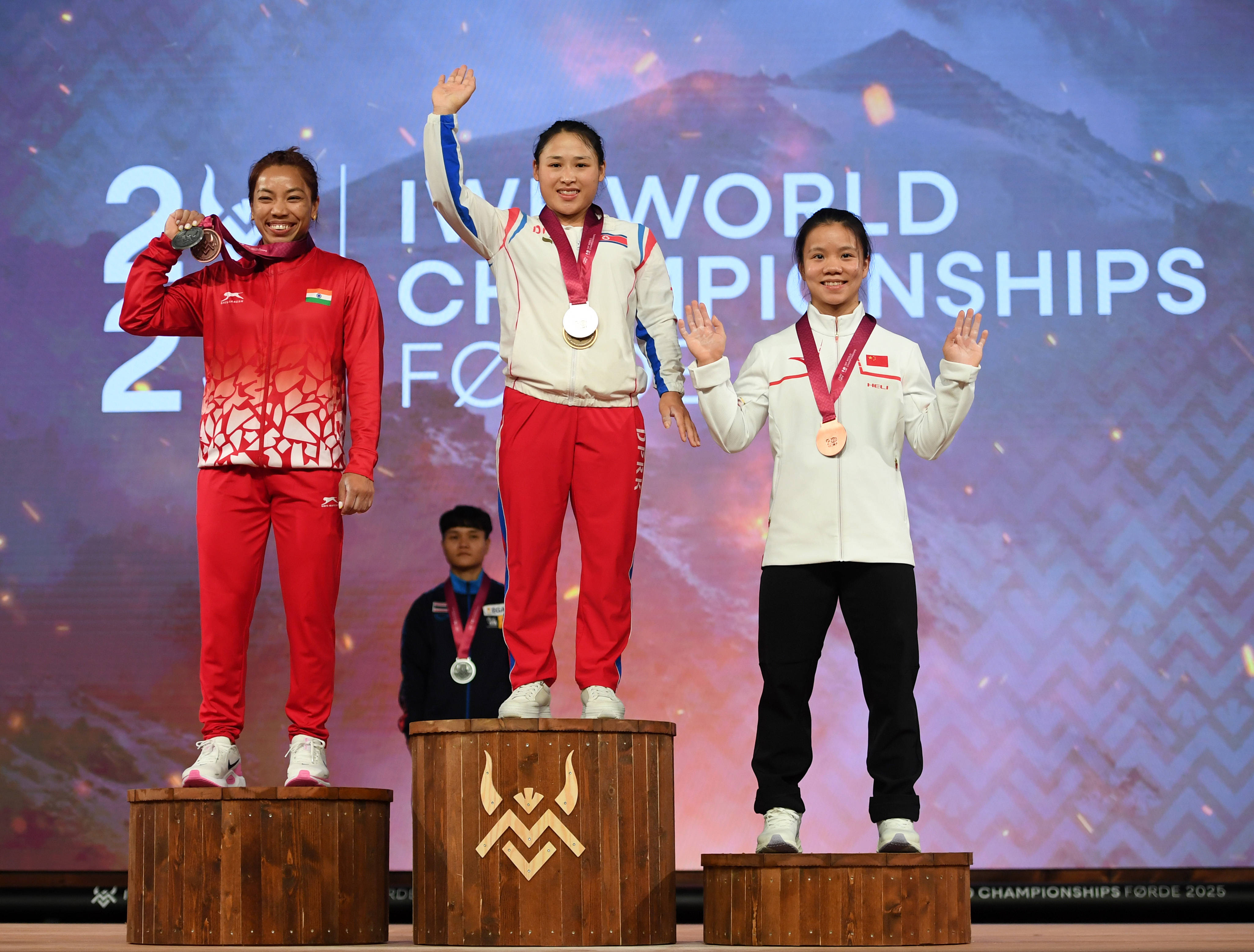 包含运动员们在比赛中发挥出色，获得了教练和观众的一致好评的词条